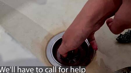 Спасатель грубо трахнул раком жопастую домохозяйку застрявшую в трубе