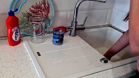 Спасатель грубо трахнул раком жопастую домохозяйку застрявшую в трубе