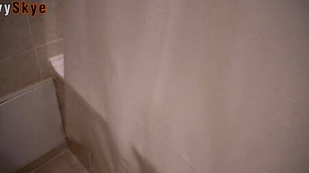 Побаловал грудастую подружку членом в ванной и отлично чпокнул раком