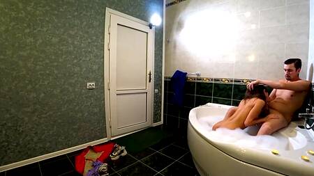 Накончал в анал русской малышке после медленного секса в ванной