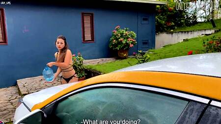 Хитрая грудастая шлюшка отвлекает парня от машины жарким перепихоном