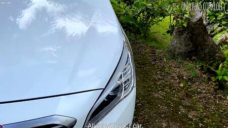 Хитрая грудастая шлюшка отвлекает парня от машины жарким перепихоном