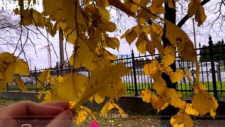 Оголодавшая без секса русская малышка хочет отсосать прохожему красавчику