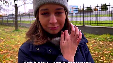 Оголодавшая без секса русская малышка хочет отсосать прохожему красавчику