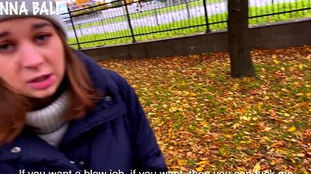 Оголодавшая без секса русская малышка хочет отсосать прохожему красавчику