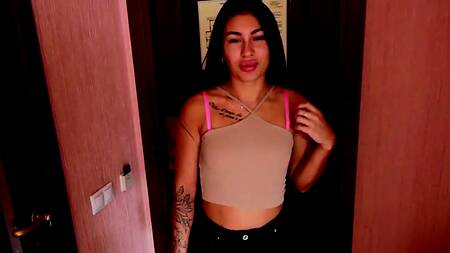 Загорелая проститутка по вызову любит когда кончают в рот после секса