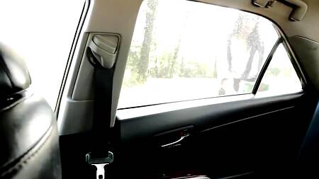 Водитель отжарил в машине давно не траханную сексуальную начальницу