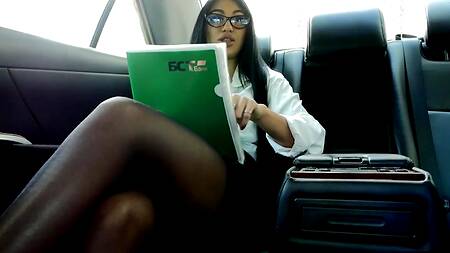 Водитель отжарил в машине давно не траханную сексуальную начальницу