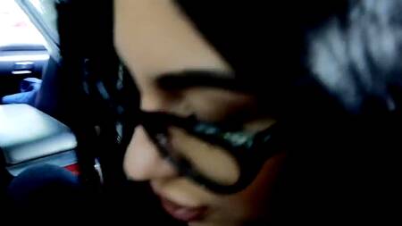 Водитель отжарил в машине давно не траханную сексуальную начальницу
