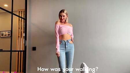 Грудастая блондинка с секс игрушками в каждой дырке пришла к парню на жаркий секс