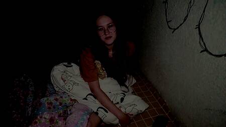 Красавица в очках побаловала бойфренда минетом с окончанием в рот перед сном