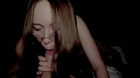 Красавица в очках побаловала бойфренда минетом с окончанием в рот перед сном