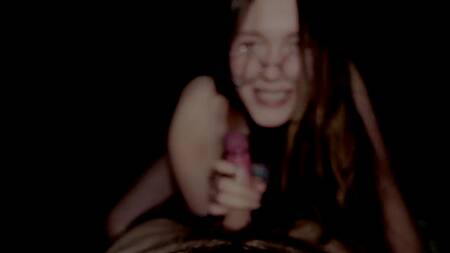 Красавица в очках побаловала бойфренда минетом с окончанием в рот перед сном