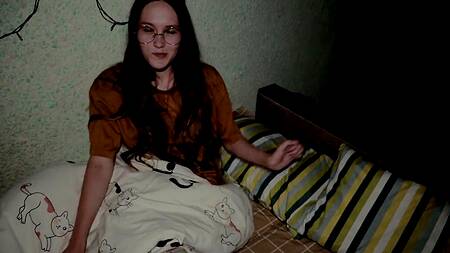 Красавица в очках побаловала бойфренда минетом с окончанием в рот перед сном