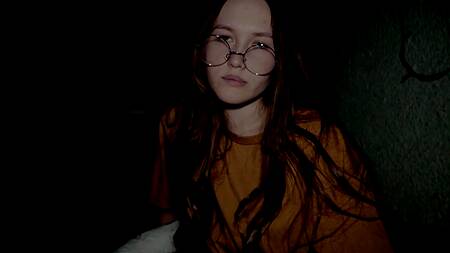 Красавица в очках побаловала бойфренда минетом с окончанием в рот перед сном