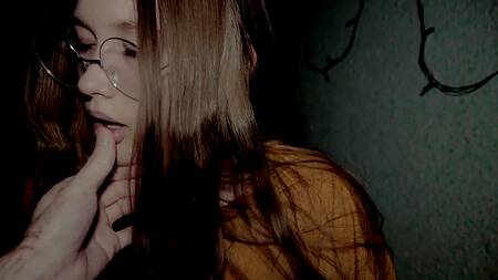 Красавица в очках побаловала бойфренда минетом с окончанием в рот перед сном