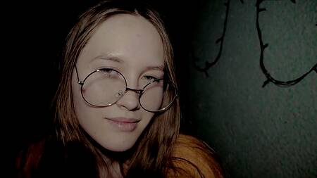 Красавица в очках побаловала бойфренда минетом с окончанием в рот перед сном