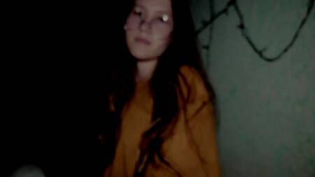 Красавица в очках побаловала бойфренда минетом с окончанием в рот перед сном