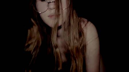 Красавица в очках побаловала бойфренда минетом с окончанием в рот перед сном