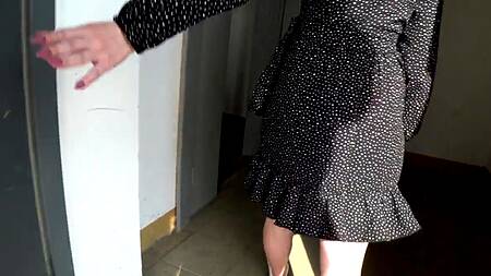 Молодая парочка по тихому трахается в подъезде раком между этажами