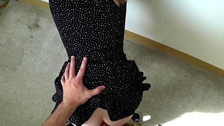 Молодая парочка по тихому трахается в подъезде раком между этажами