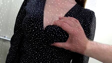 Молодая парочка по тихому трахается в подъезде раком между этажами