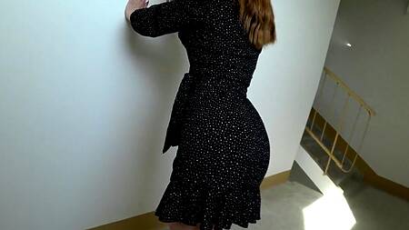 Молодая парочка по тихому трахается в подъезде раком между этажами