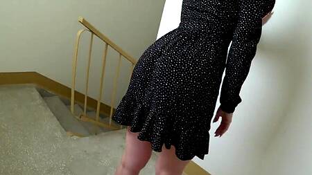 Молодая парочка по тихому трахается в подъезде раком между этажами