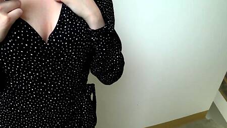 Молодая парочка по тихому трахается в подъезде раком между этажами