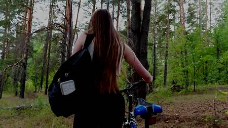 Предложил красивой дочке отсосать во время похода и кончил в ее горячий ротик