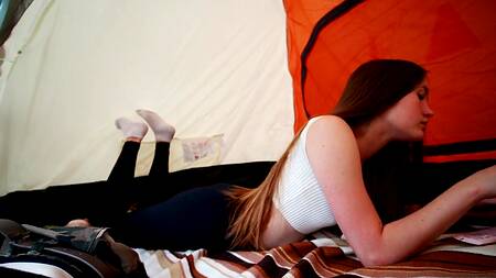 Предложил красивой дочке отсосать во время похода и кончил в ее горячий ротик