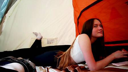 Предложил красивой дочке отсосать во время похода и кончил в ее горячий ротик