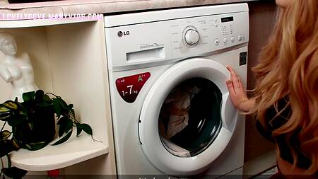 Воспользовался аналом жопастой подружки пока она застряла в стиральной машинке