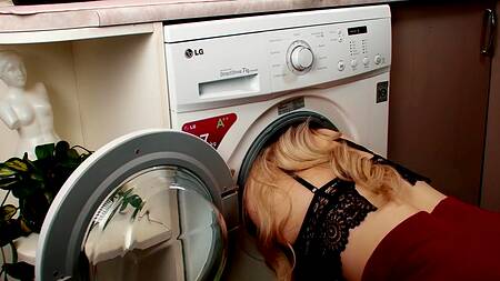 Воспользовался аналом жопастой подружки пока она застряла в стиральной машинке