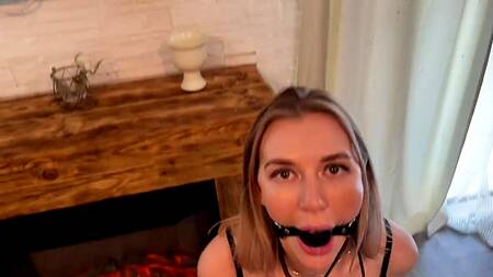 Блондинка покорно ебется в анал с кляпом во рту, жарко прыгая на члене верхом