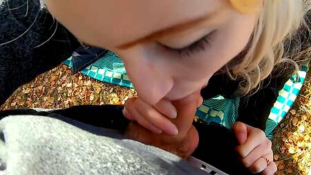 Угостил блондинку толстым членом и спермой на секс пикнике в парке