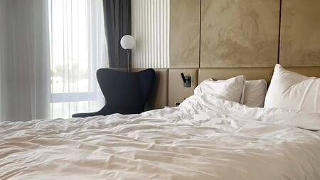 Русская шлюшка с силиконовыми сиськами ублажает зрелого мужчину и его очко