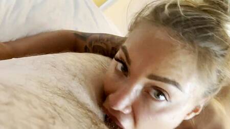 Русская шлюшка с силиконовыми сиськами ублажает зрелого мужчину и его очко