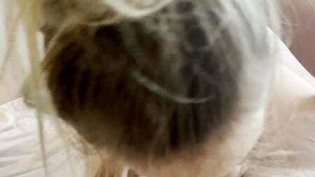 Русская шлюшка с силиконовыми сиськами ублажает зрелого мужчину и его очко