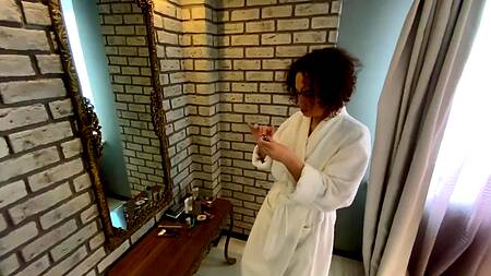 Кудрявая сучка фанатеет от анального секса, предлагая попку двум мужикам сразу