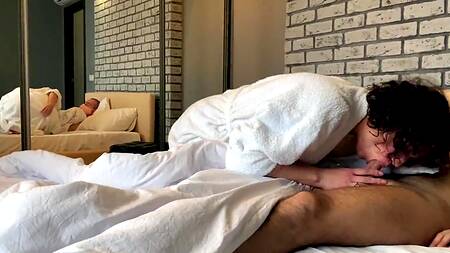 Кудрявая сучка фанатеет от анального секса, предлагая попку двум мужикам сразу