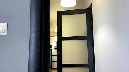 Кудрявая сучка фанатеет от анального секса, предлагая попку двум мужикам сразу