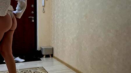 Русская цыпочка отблагодарила курьера сексом за быстрый сервис