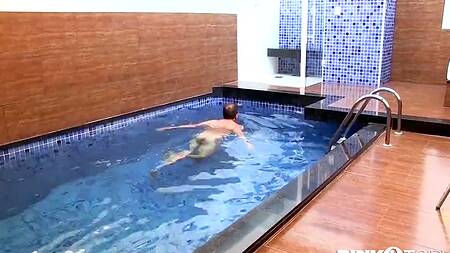 Транса с накачанной задницей отдолбили в анал в грубой форме и обкончали грудь