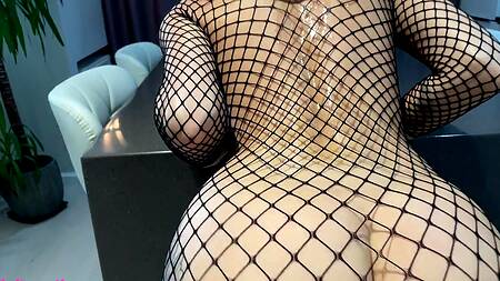 Эротическое шоу в масле с красивой блондинкой, готовой глубоко сосать