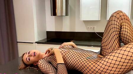 Эротическое шоу в масле с красивой блондинкой, готовой глубоко сосать