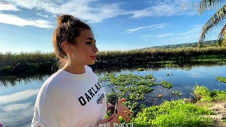 Малышка с района с большими сиськами за пиво согласна на многое