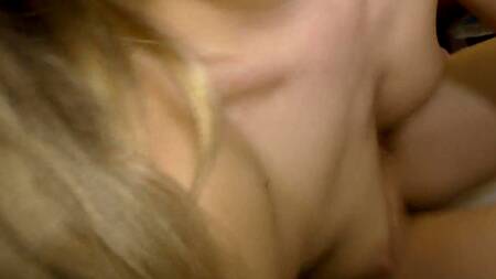 Вздумал трахнуть спящую подружку с большой жопой в волосатую пизду