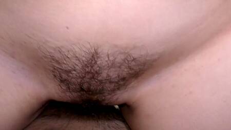 Вздумал трахнуть спящую подружку с большой жопой в волосатую пизду