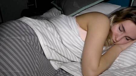 Вздумал трахнуть спящую подружку с большой жопой в волосатую пизду